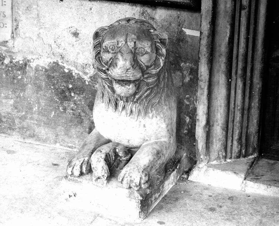 leone seduto e leone seduto con fanciullo (scultura) - ambito romano (sec. XII)